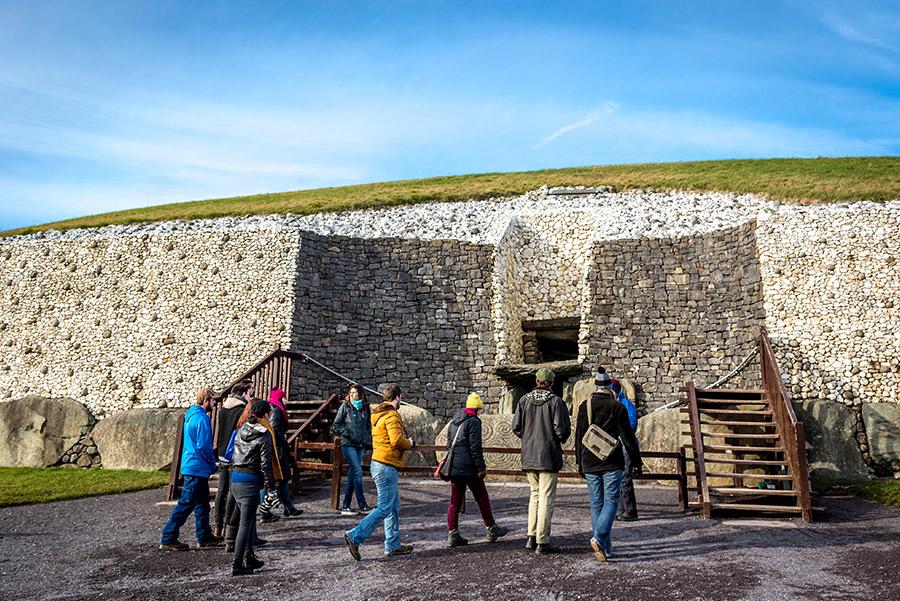 Turistas entrando al túmulo de Newgrange. LMspencer/ Shutterstock.com