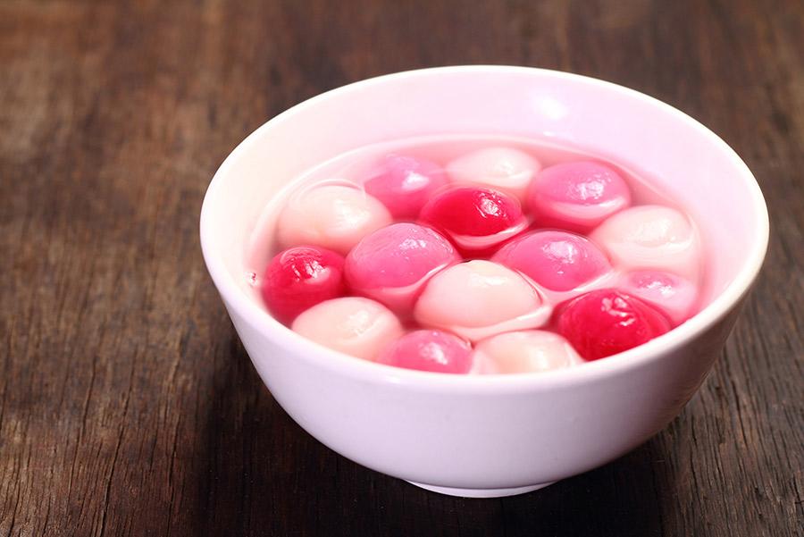 Sopa dulce de bolas de arroz de colores del Dōngzhì Festival de China.