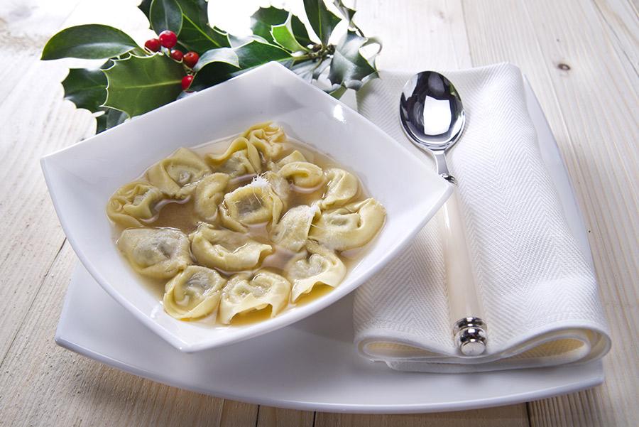 ‘Cappelletti in brodo’, sopa de tortellini de Italia. 
