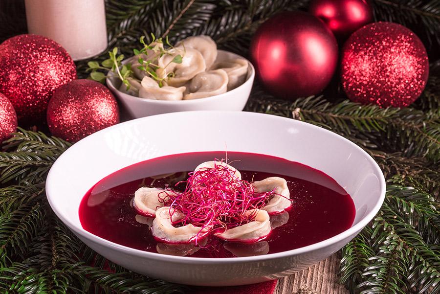 Sopa roja ‘Barszcz con pierogi ‘, típica de Polonia. 