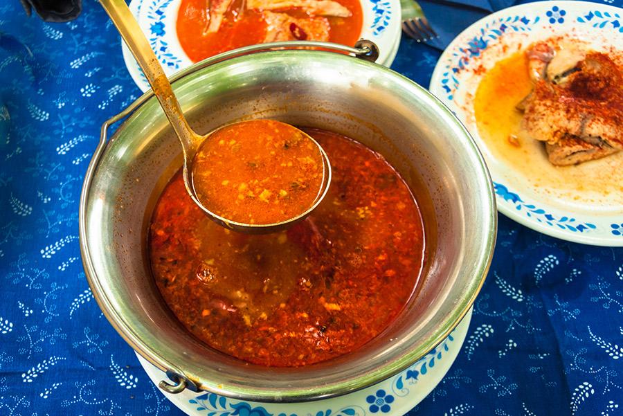 ‘Halászlé’, sopa de Hungría que también se toma en Navidad. 