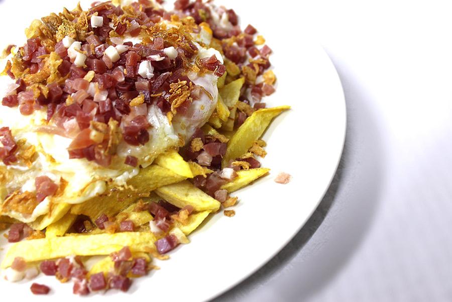 Huevos rotos con jamón para celíacos.