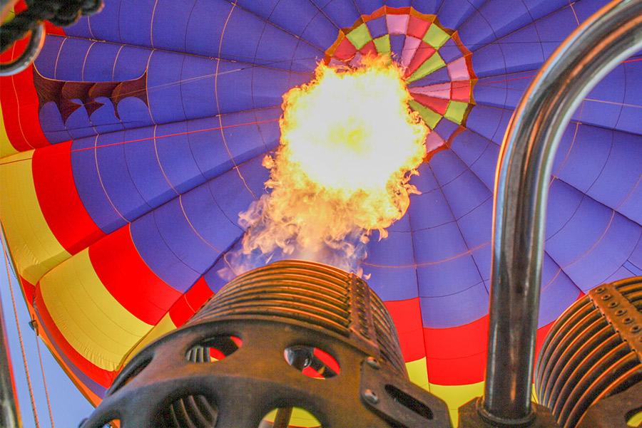 Vista del interior de un globo aerostático desde la cesta de pasajeros.