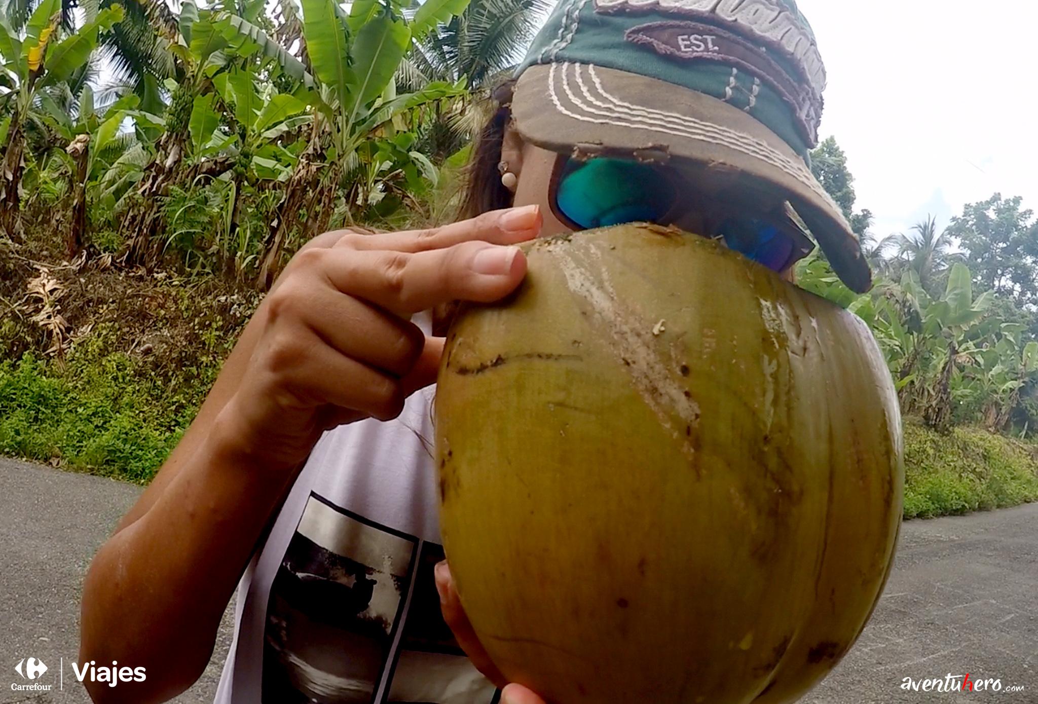 Aventuhero Jamaica Bebiendo coco