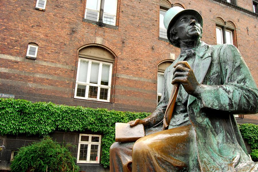 Estatua de Hans Christian Andersen en Copenhague