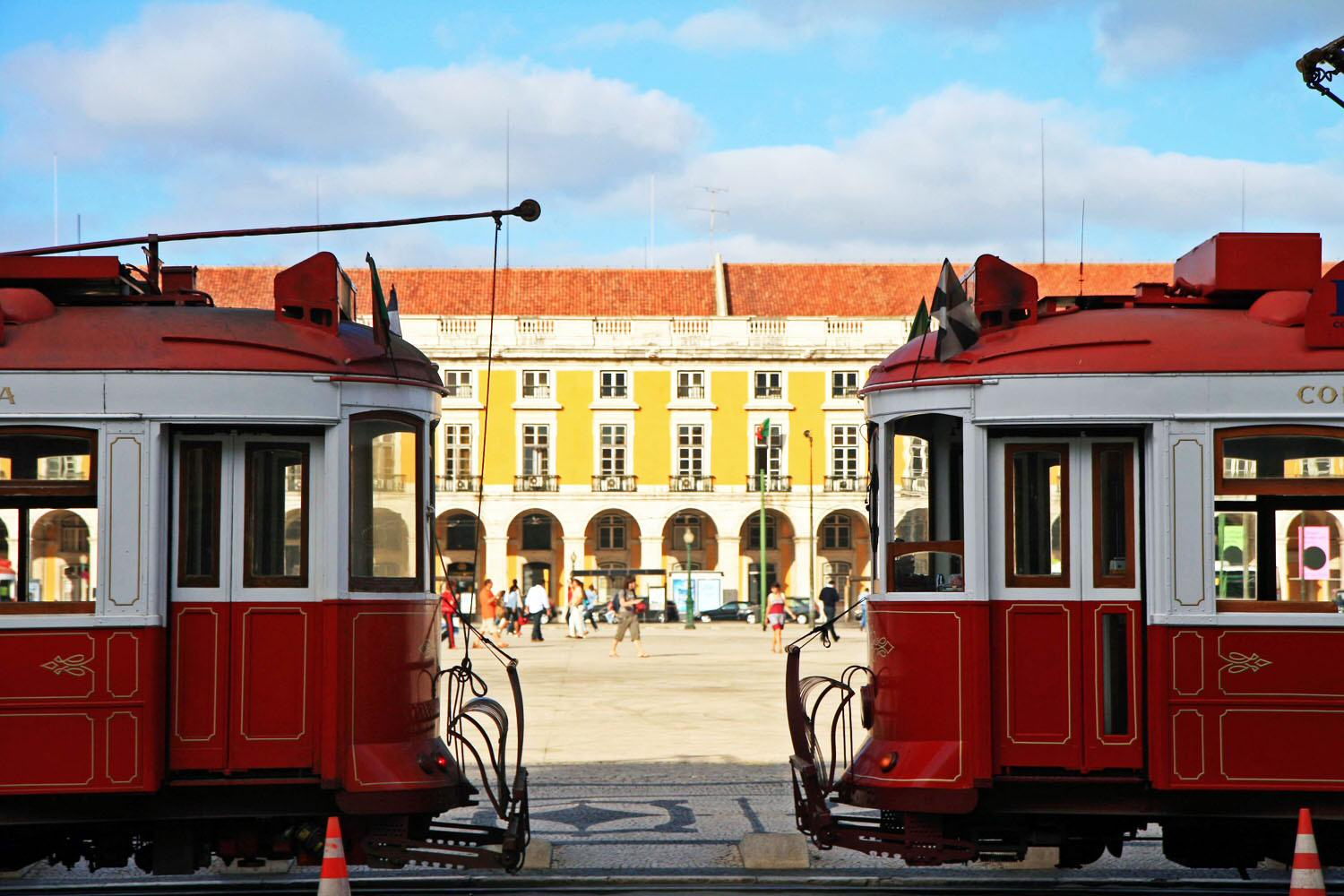 Tranvias turísticos de Lisboa aparcados en la plaza del comercio