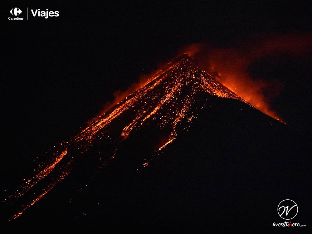 Aventuhero en Guatemala Volcan de Fuego de noche