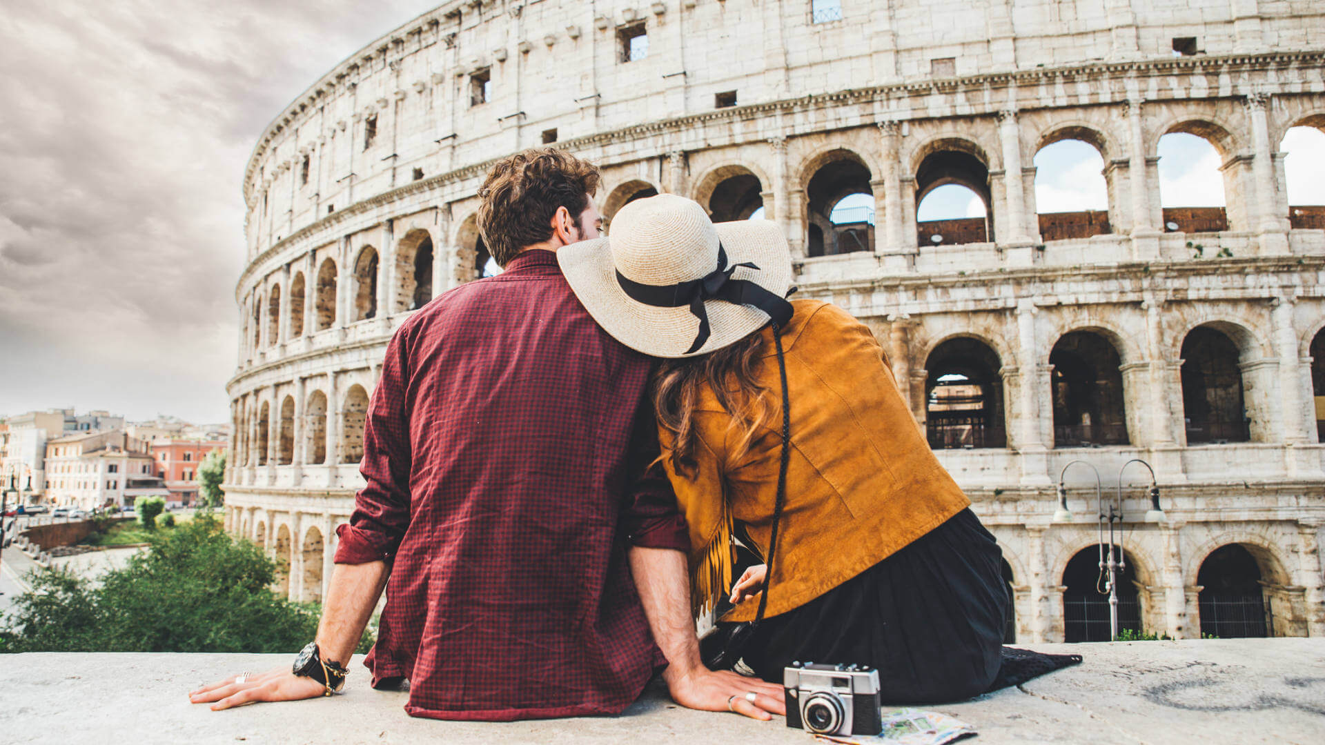 Italia en San Valentín, Pareja viendo el Coliseo Romano