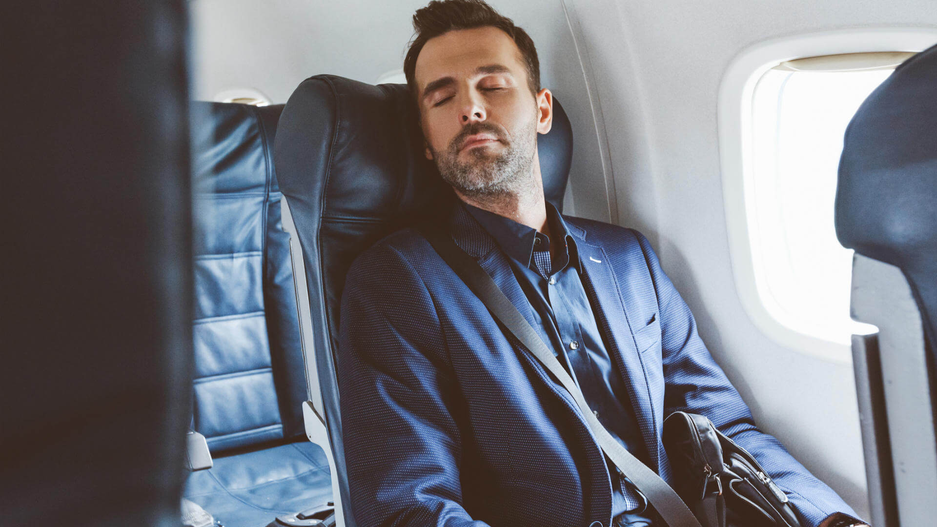 Dormir en el avión: los mejores consejos para dormir en aviones - Viajes  Carrefour