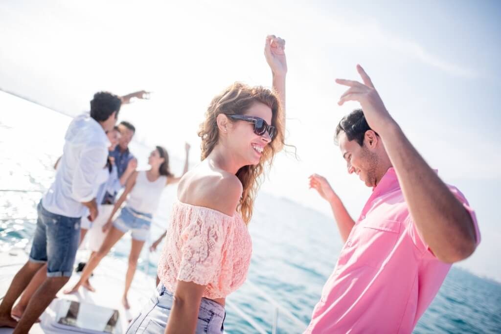 Chicos bailando en el barco