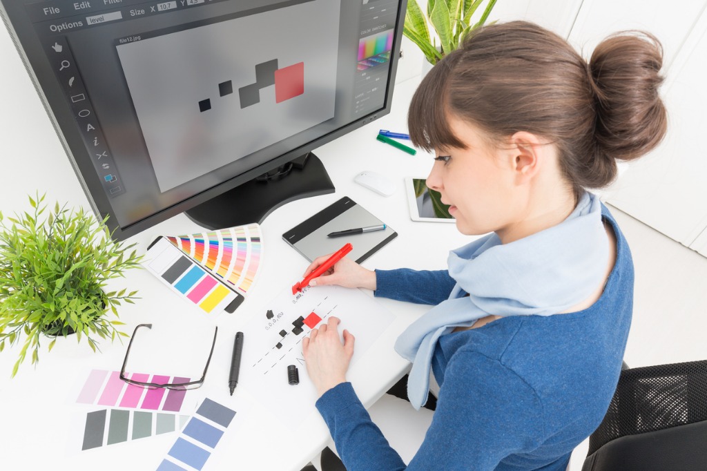 Diseñadora gráfica trabajando