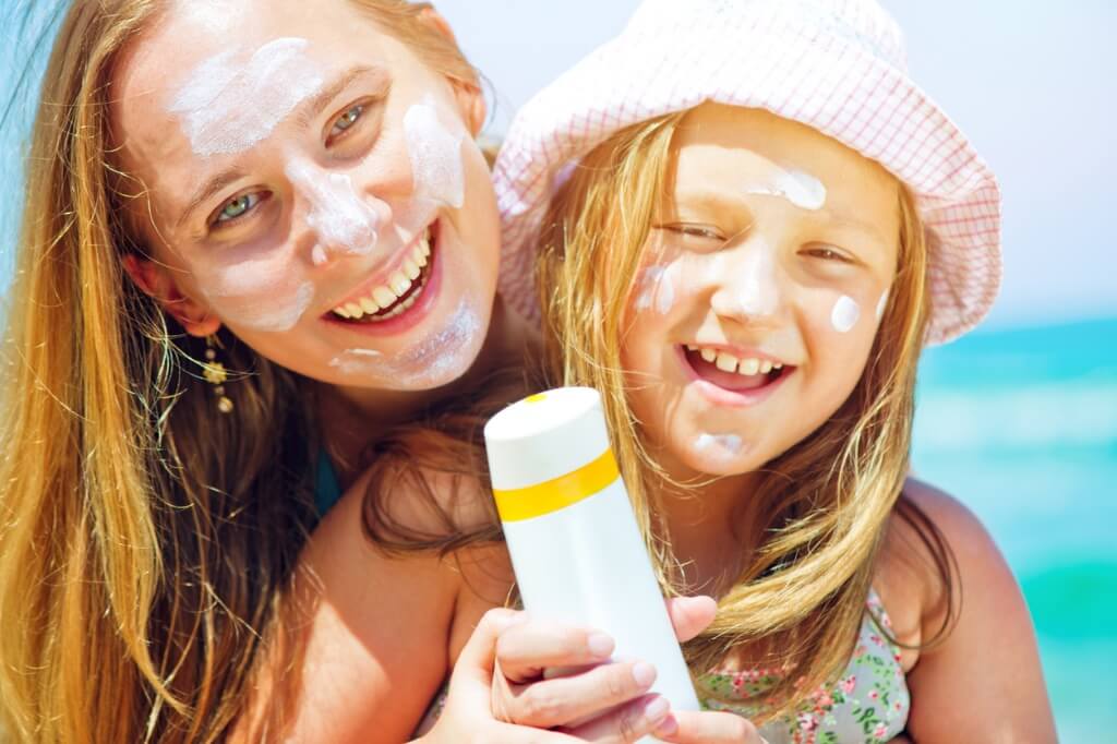 Madre e hija con protección solar