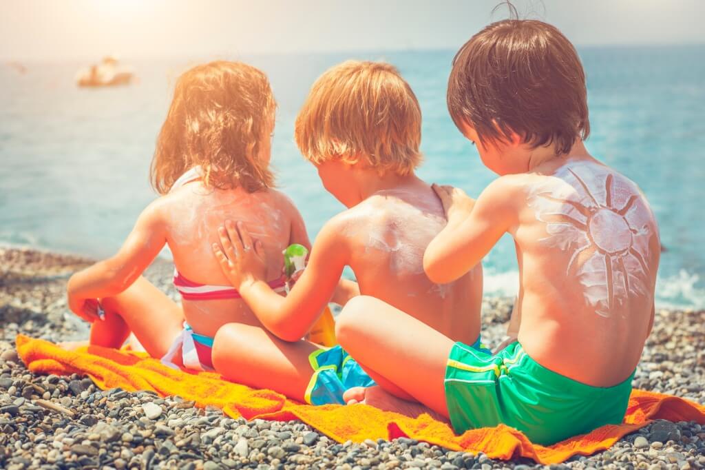 Niños dándose protección solar