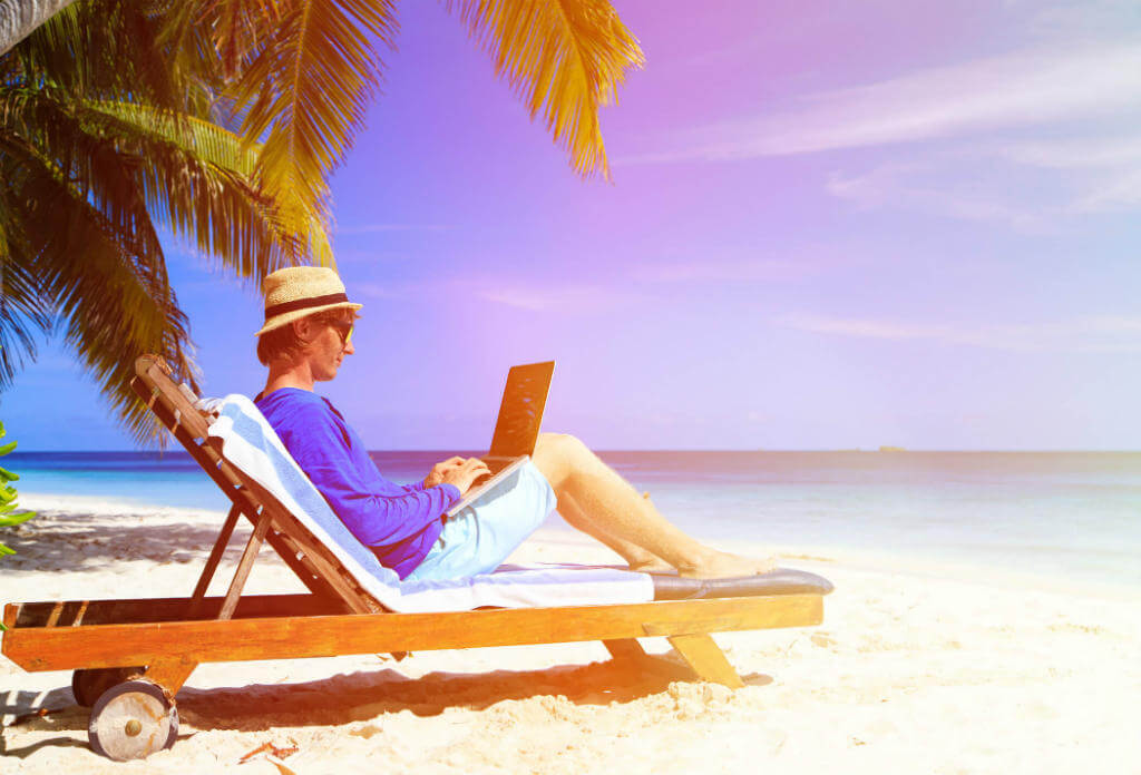 Trabajando con el ordenador desde la playa