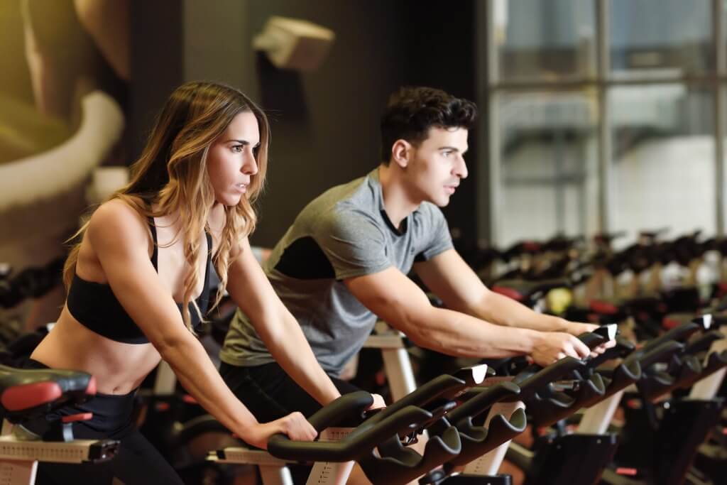 Chicos haciendo spinning