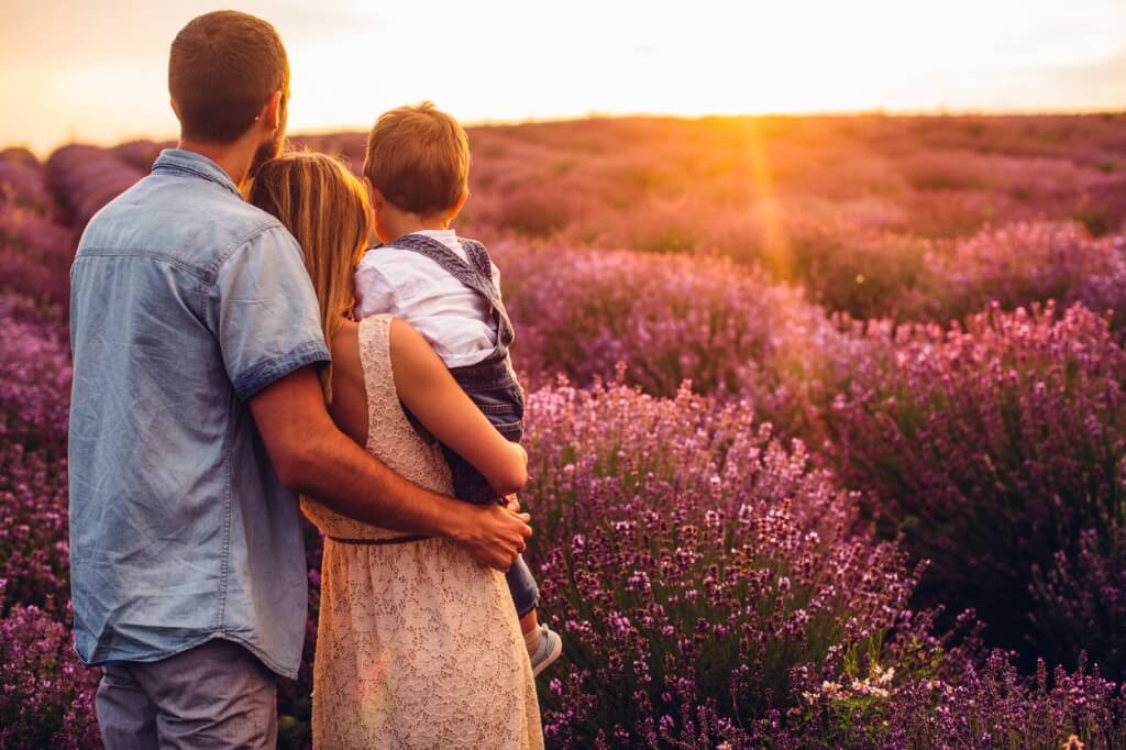 Familia en campo de lavanda