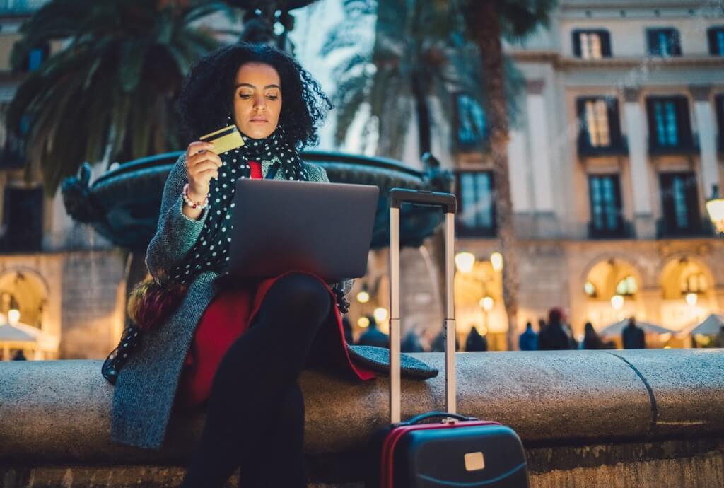 Mujer reservando hotel online