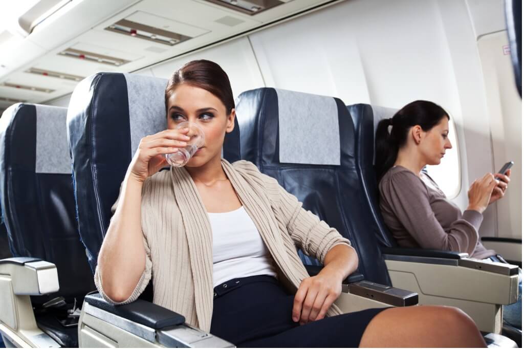 Bebiendo agua en el avión