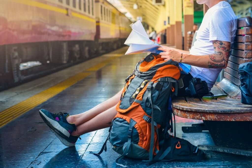 Mochilero esperando el tren