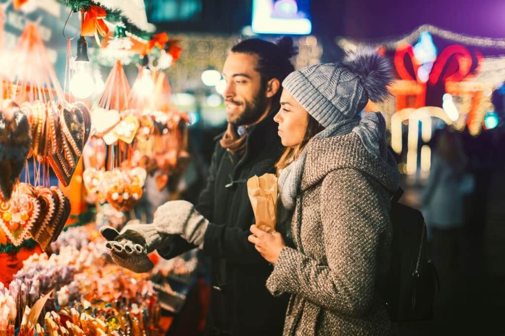 Pareja en un mercadillo de Navidad
