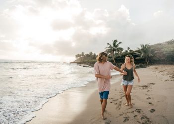 Pareja paseando por la playa en el Caribe