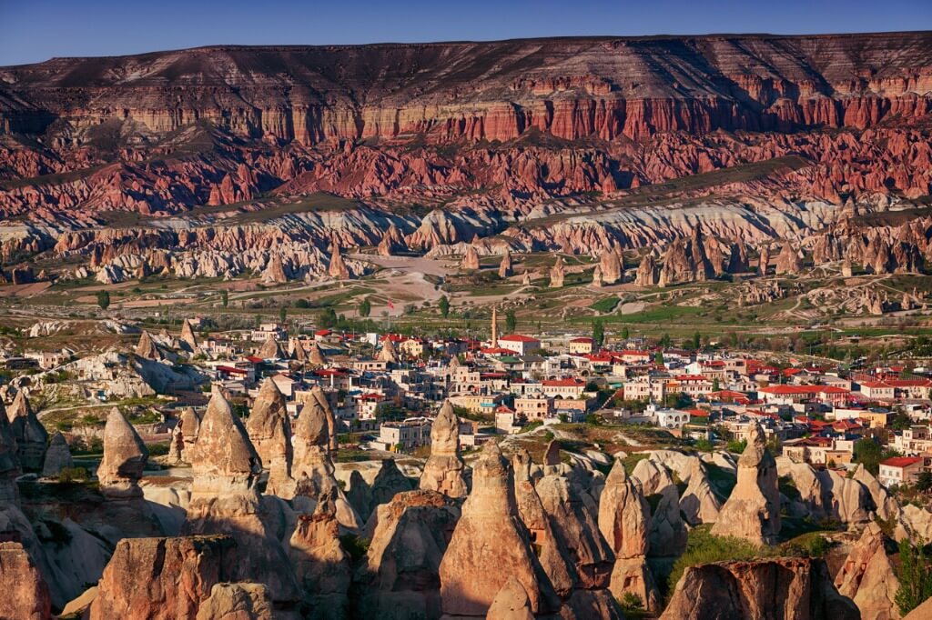 Pueblo en el valle de Capadocia