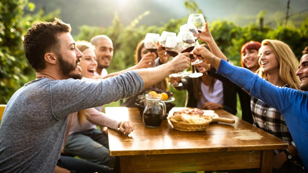 Cata de vinos entre amigos