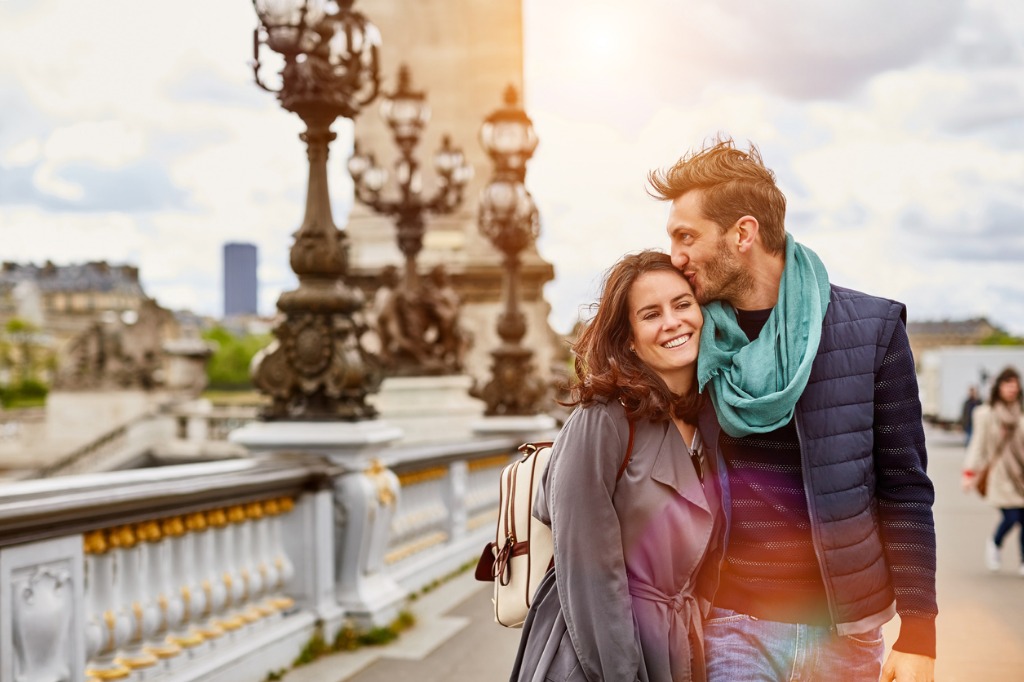 Pareja caminando por París