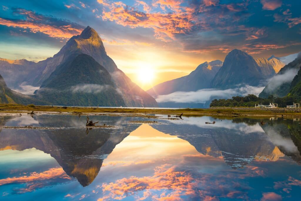 https://www.viajes-carrefour.com/blog/wp-content/uploads/2019/01/the-milford-sound-fiord-fiordland-national-park-nueva-zelanda.jpg