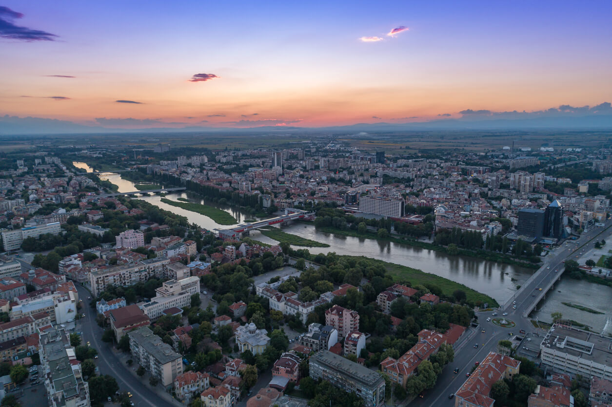 Río Maritsa en hermosa vista aérea de Plovdiv, Bulgaria