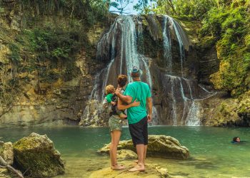 Puerto rico en Familia, familia observando una cascada en Puerto Rico