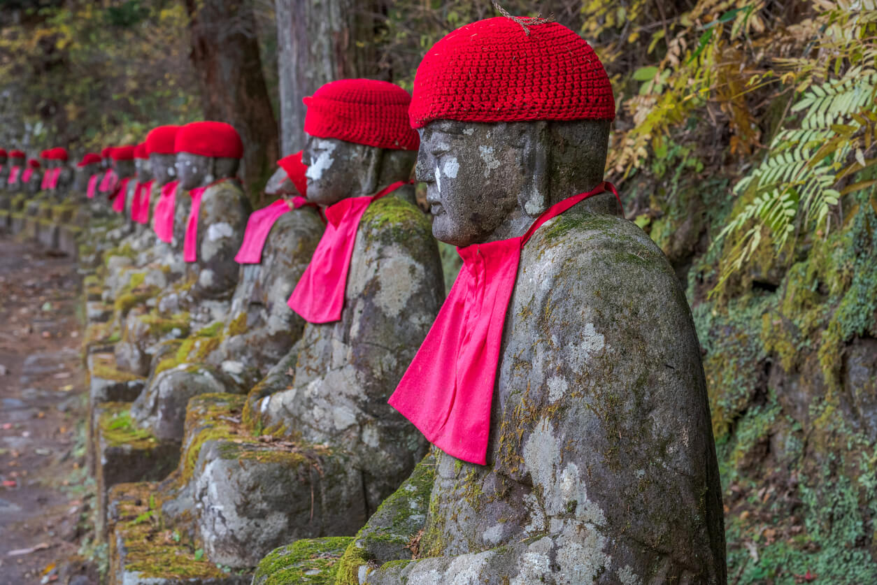 Estatuas de piedra de Nairobi Jizo (Asia oriental budismo) en abismo de Kanmangafuchi, Nikko, Japón