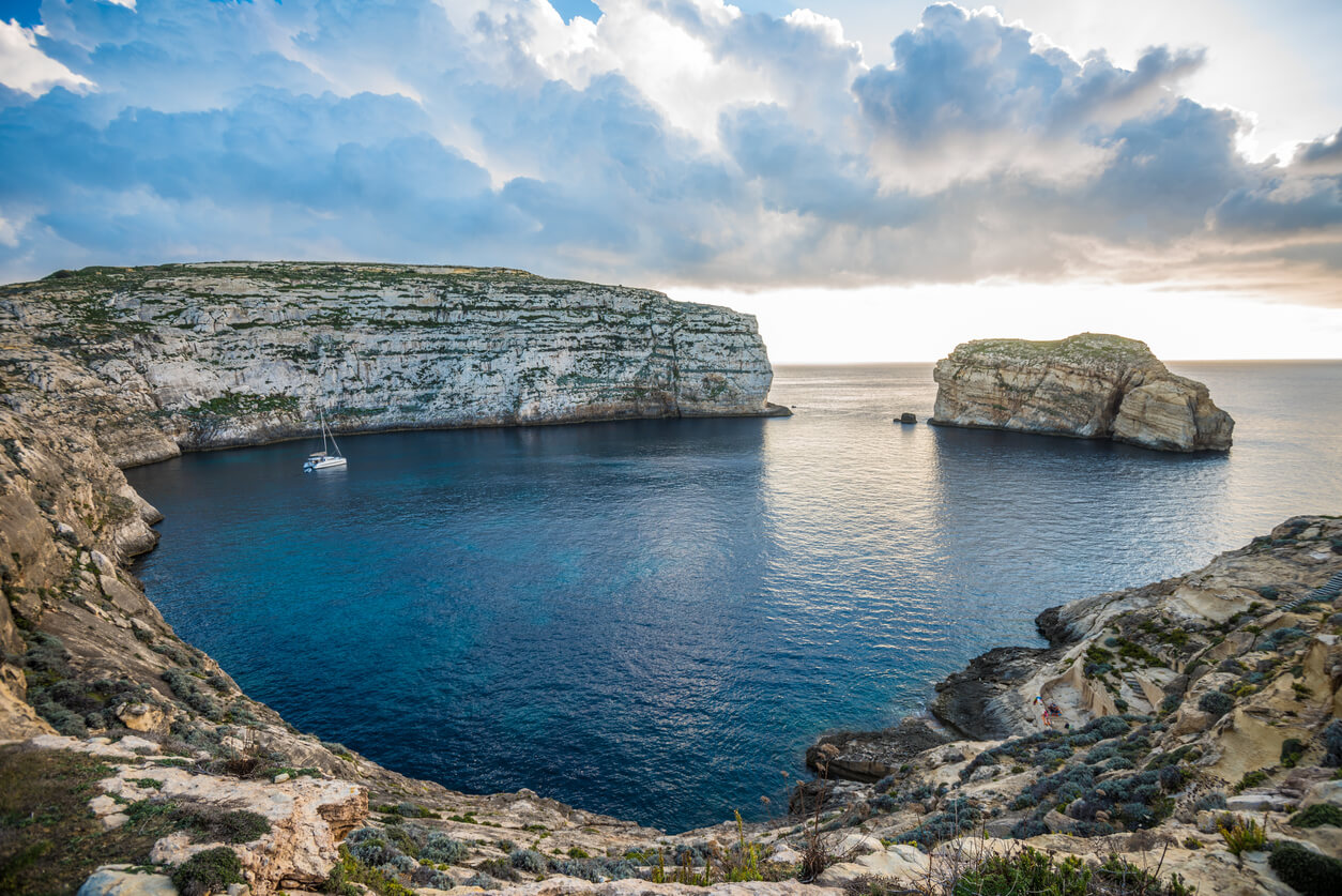 Vista panorámica de la bahía de Dwejra con hongo Rock, Gozo, Malta