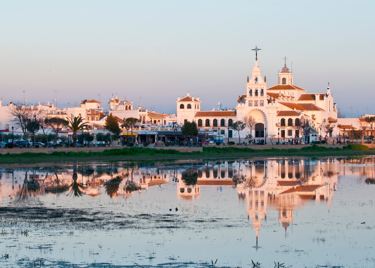 Iglesia de El rocío en Doñana, España, en la puesta de sol