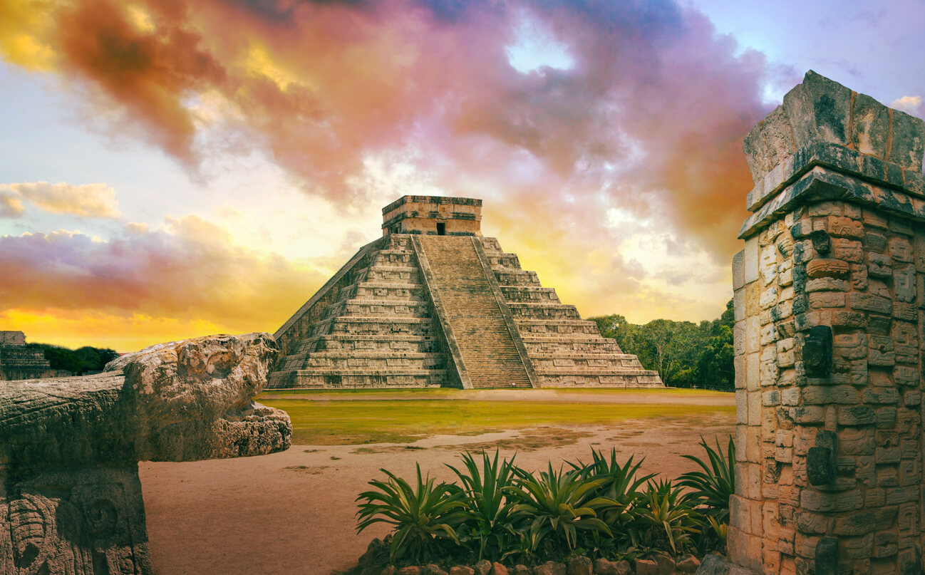 México, Chichén Itzá, Yucatán. Puesta de sol. Pirámide maya de Kukulcán El Castillo