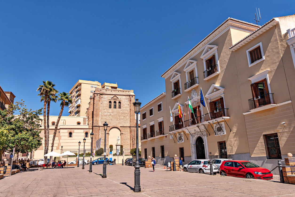 Vista del edificio del Ayuntamiento de Motril y de la iglesia histórica en el casco histórico de la ciudad