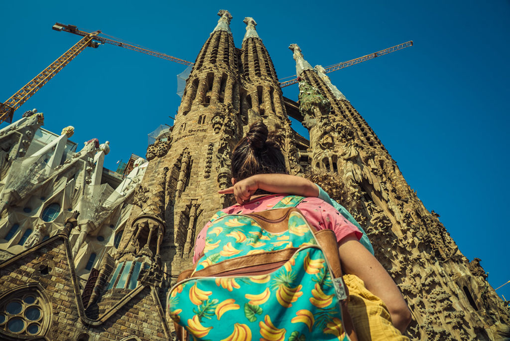 mujer con su hijo observan la catedral 