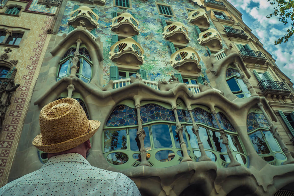 hombre mirando una casa de diseño en barcelona