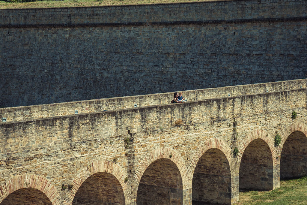 Mujer disfruta de unas vistas en la muralla de Pamplona