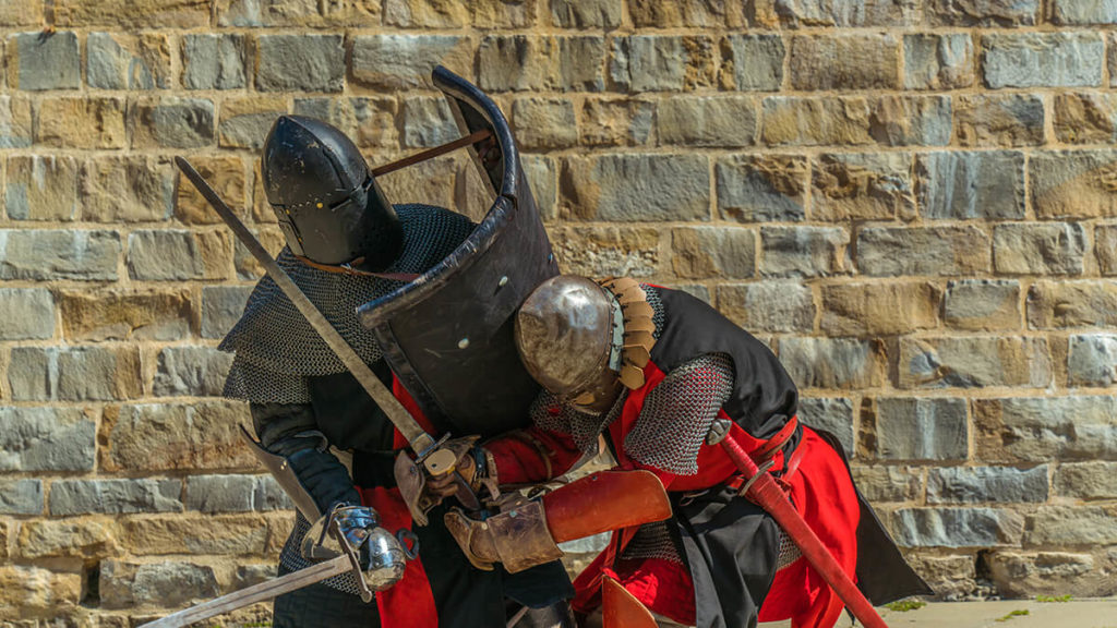 Dos guerreros luchan durante la visita teatralizada en la muralla de Pamplona