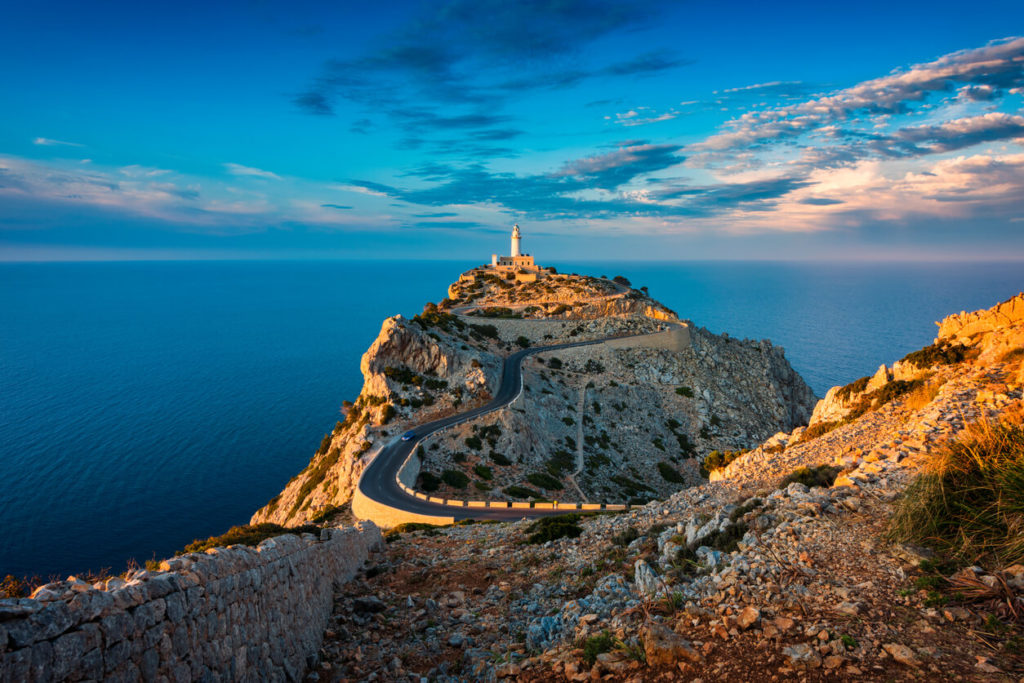 Faro de Cap de Formentor Mallorca España alrededor de puesta del sol