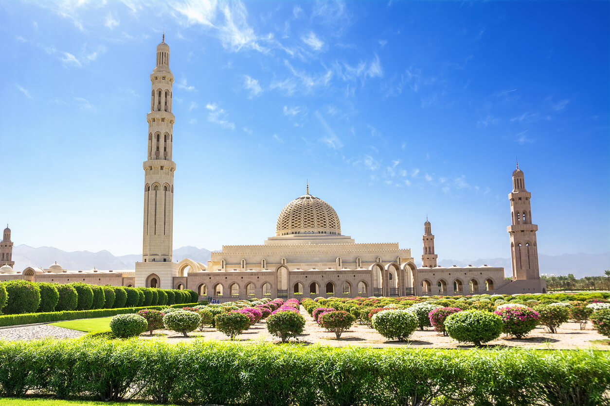 Jardines y la gran mezquita de Muscat (Omán)