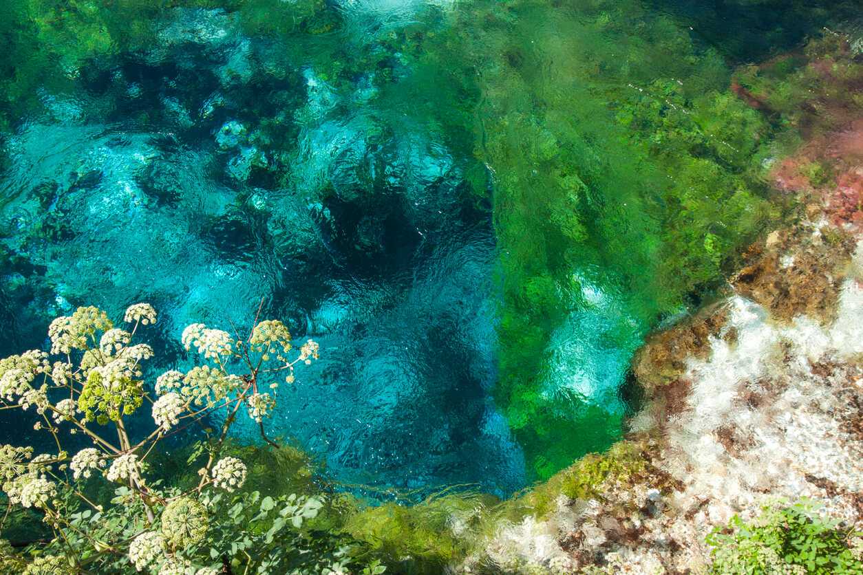 Primavera azul turquesa hermoso ojo azul (Syri i Kalter) Río Saranda, Albania, Bistrice