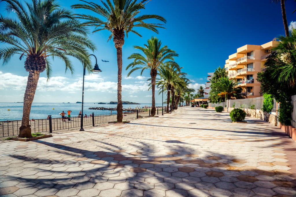 Vista de Ibiza frente al mar. España