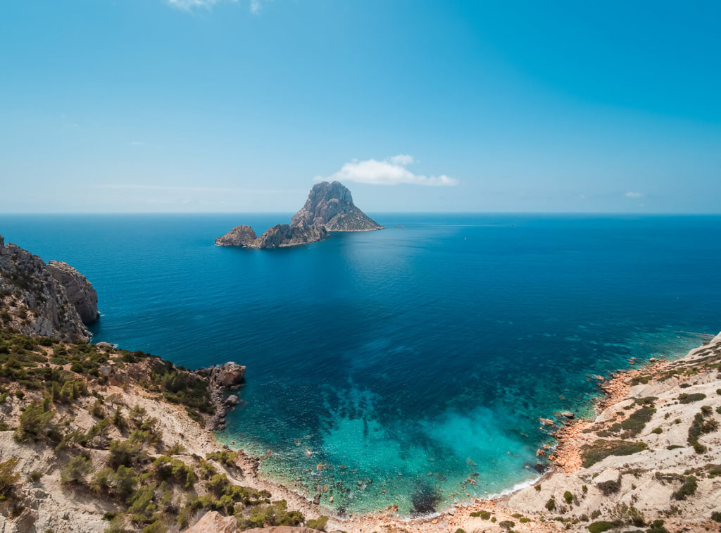 Vista de los islotes de Es Vedrá y Es Vedranell, desde el acantilado de Cala D'hort, en Ibiza, España