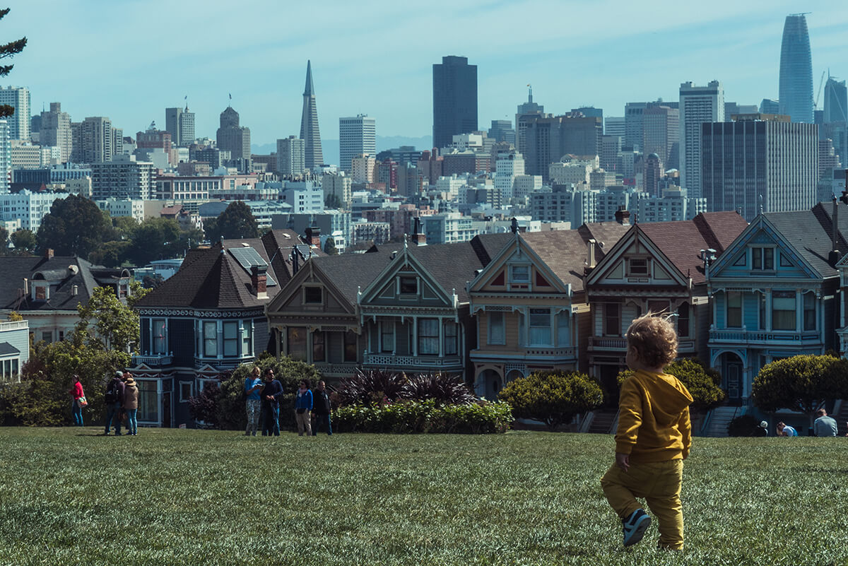 niño andando en el césped en San Francisco