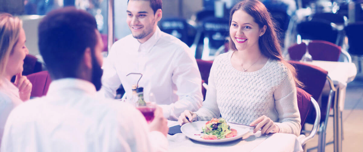 Dos parejas comiendo en restaurante