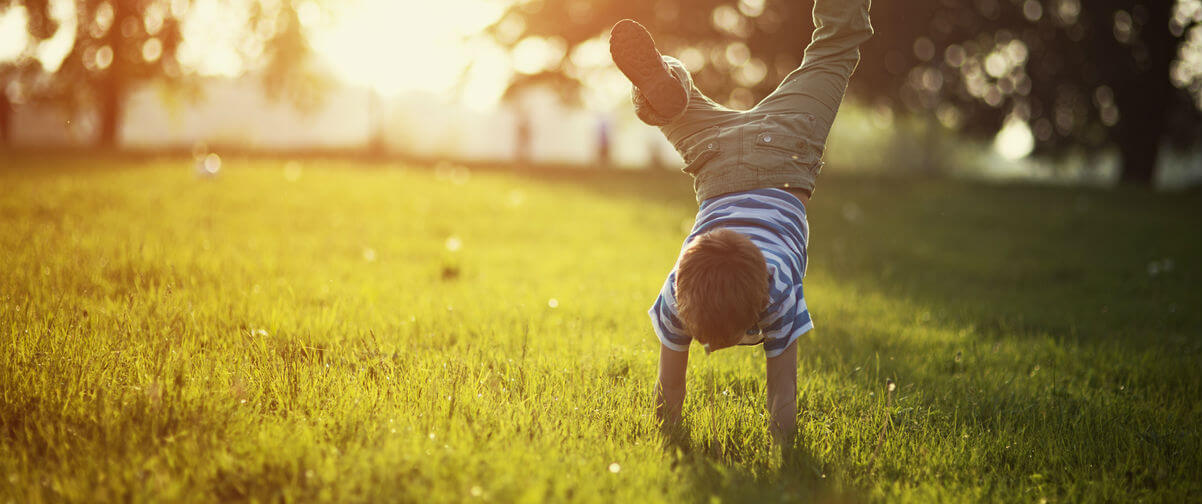 Niño jugando parque