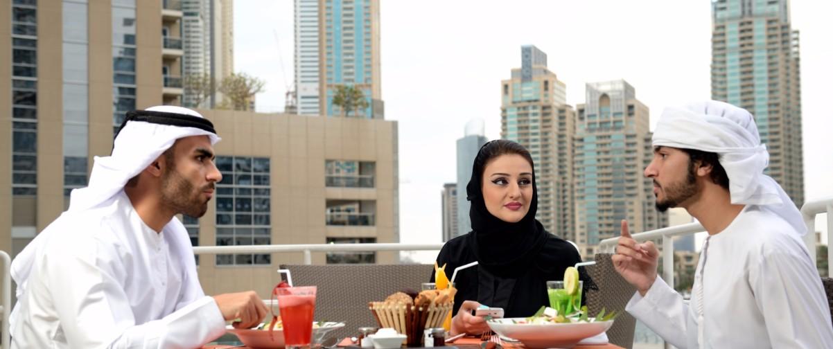 Guía Dubai, Arabes en restaurante