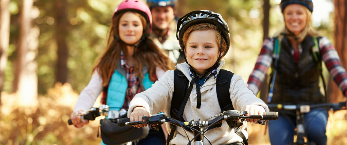 Familia en bicicleta